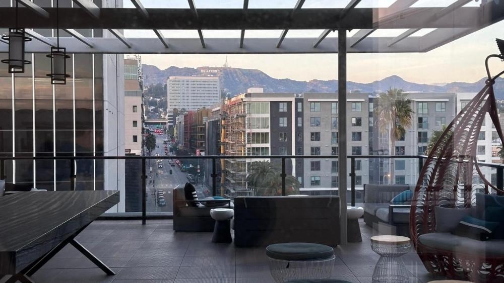 Hollywood CHIC Studio with FREE parking